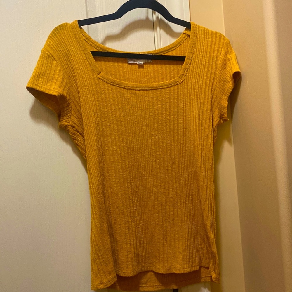 yellow shirt sleeve shirt with square neckline